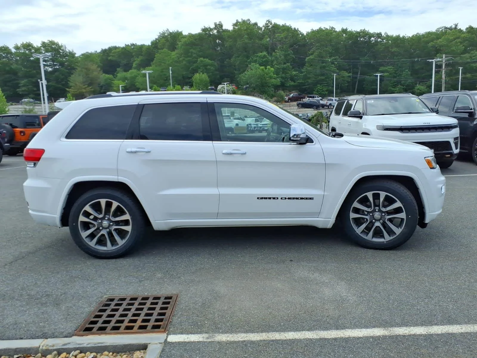 Certified Used 2017 Bright White Clearcoat Jeep Overland image 6