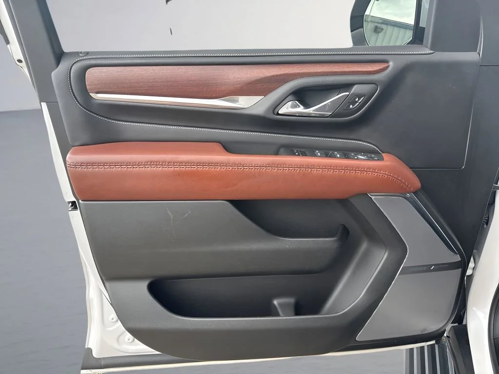 Used 2023 White Frost Tricoat GMC Denali Ultimate image 16