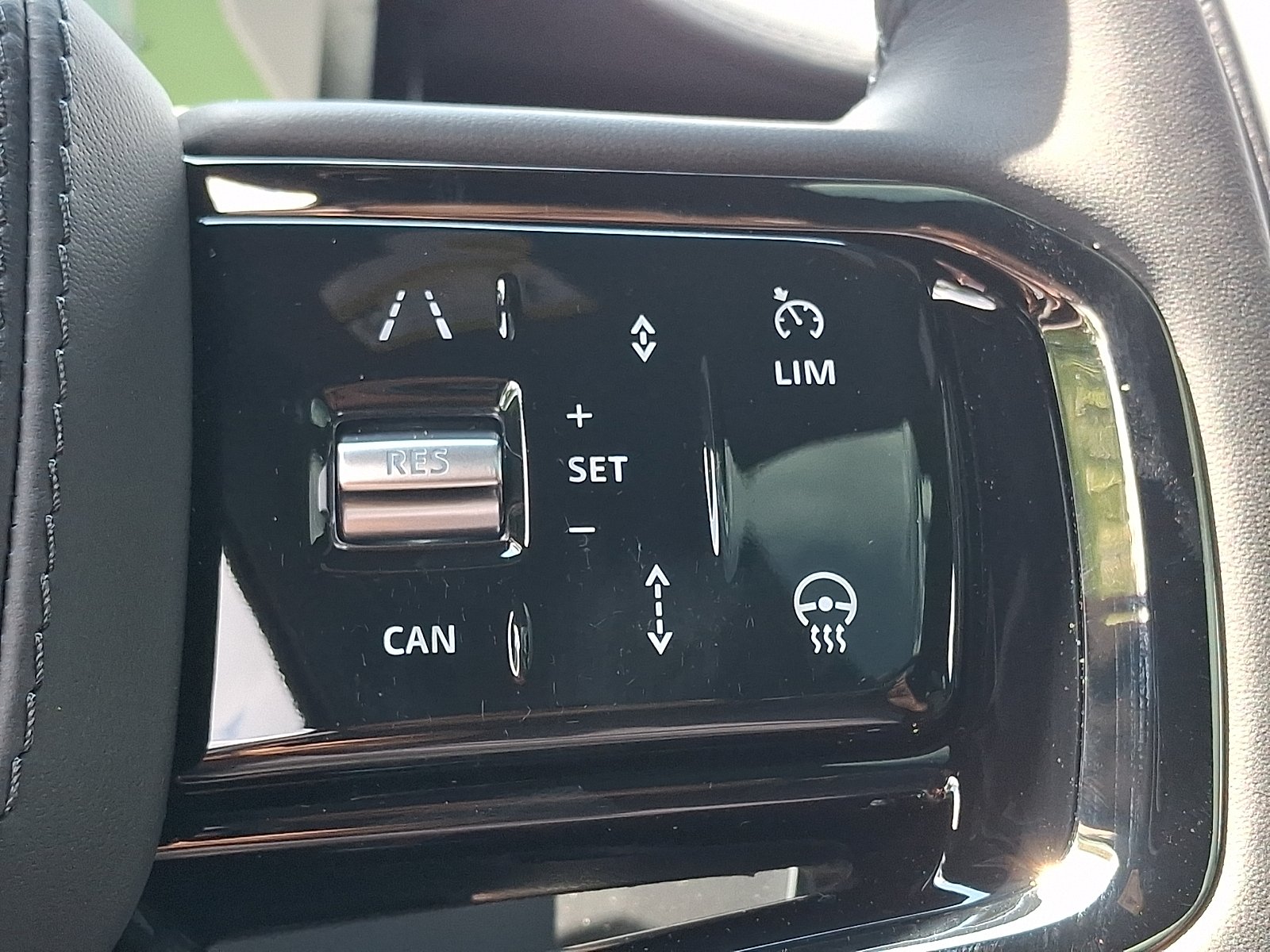 New 2026 Carpathian Grey Land Rover P400 Dynamic SE image 19