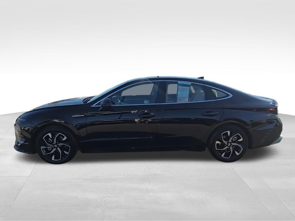 Used 2024 Black Hyundai SEL image 5