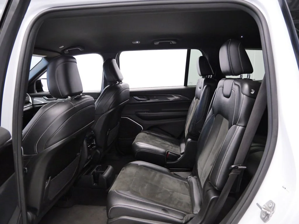 Used 2022 White Jeep Altitude image 14