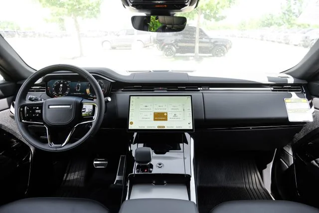 New 2026 Santorini Black Land Rover Dynamic SE image 16