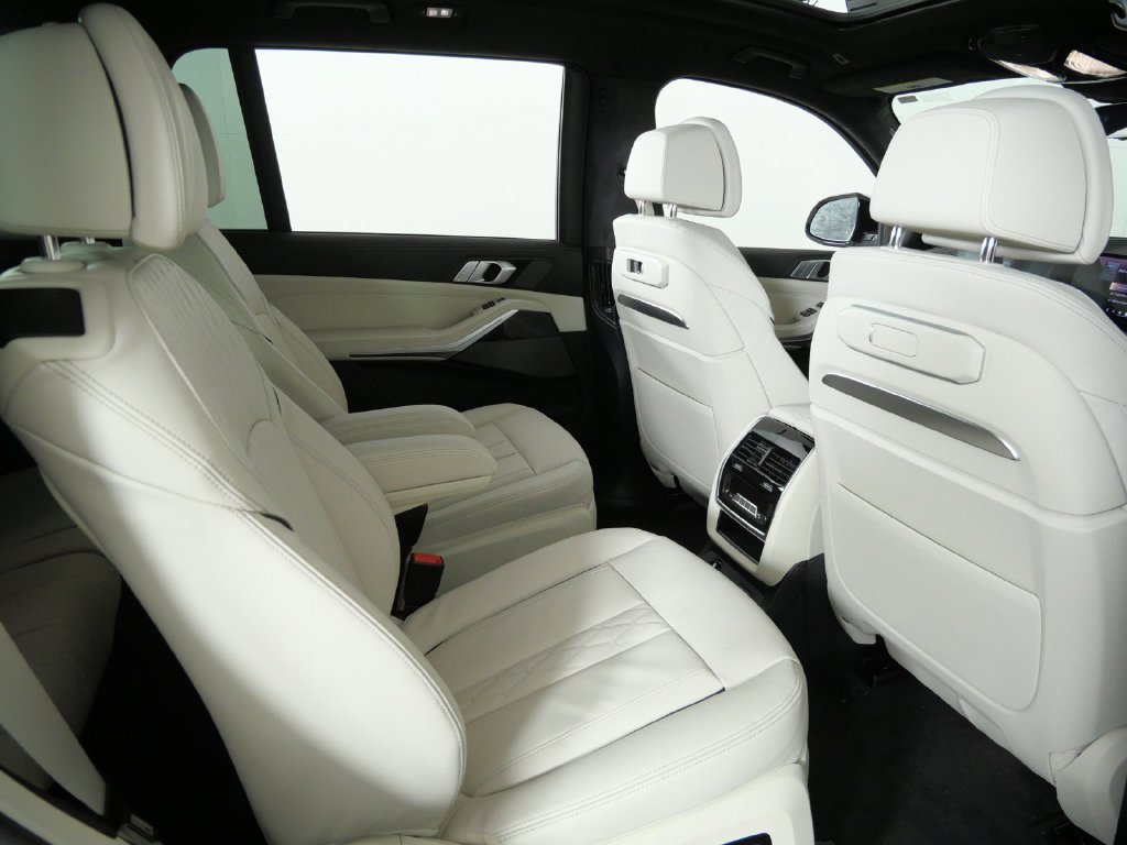 Used 2027 White BMW xDrive40i image 27