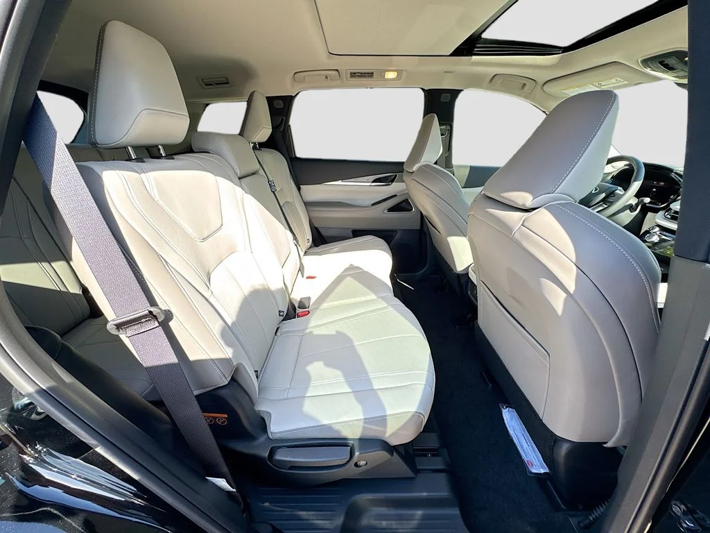 Used 2027 Black INFINITI LUXE image 31