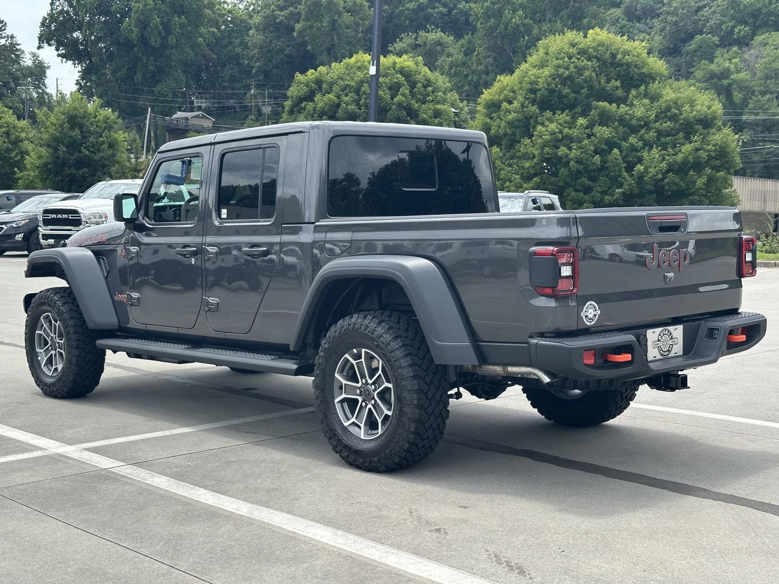 New 2026 Granite Crystal Metallic Clearcoat Jeep Mojave image 5