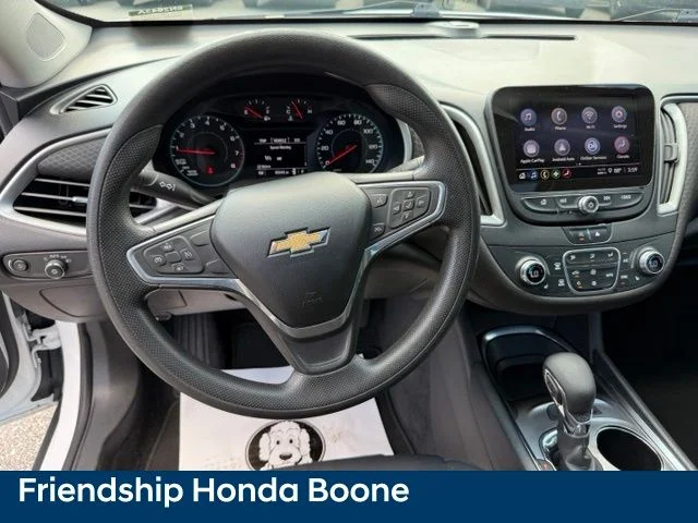 Used 2022 White Chevrolet LT image 19