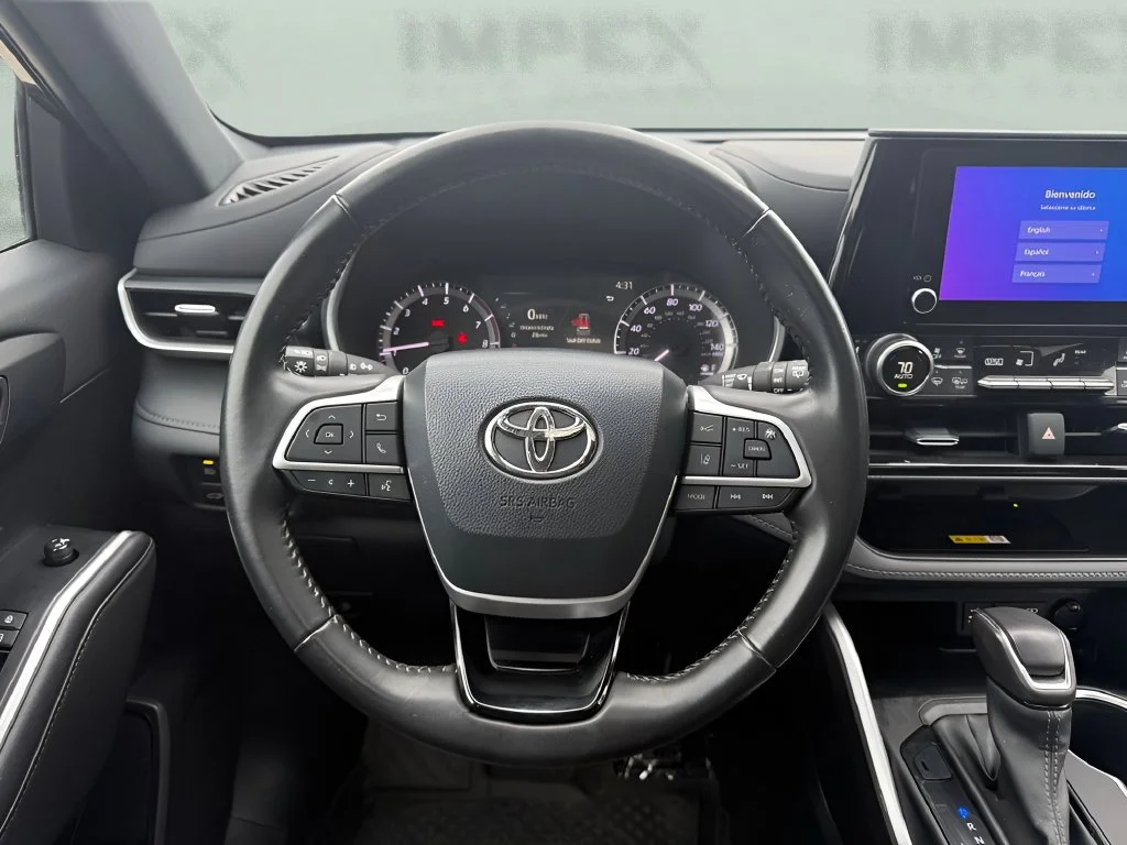 Used 2023  Toyota L image 17