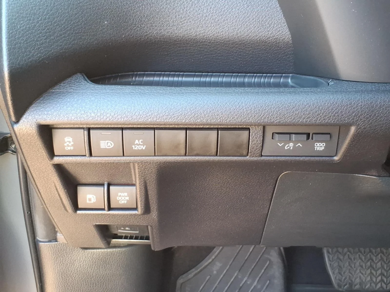Used 2025 Cement Toyota XSE image 17