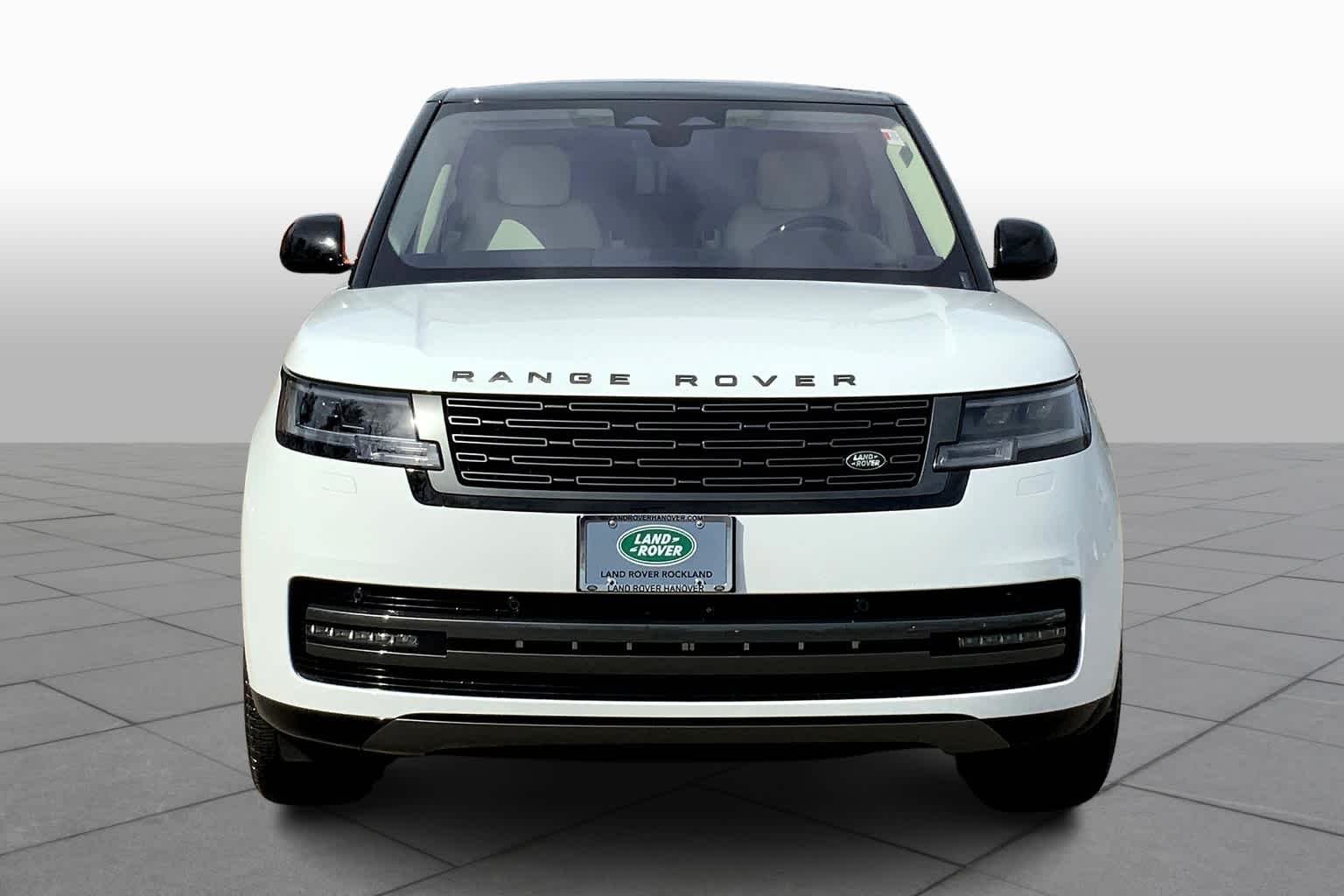 Used 2023 Fuji White Land Rover SE image 4