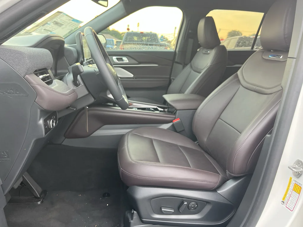 New 2026 Star White Metallic Tri-Coat Ford Platinum™ image 13