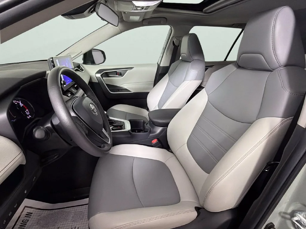 Used 2023  Toyota XLE Premium image 18