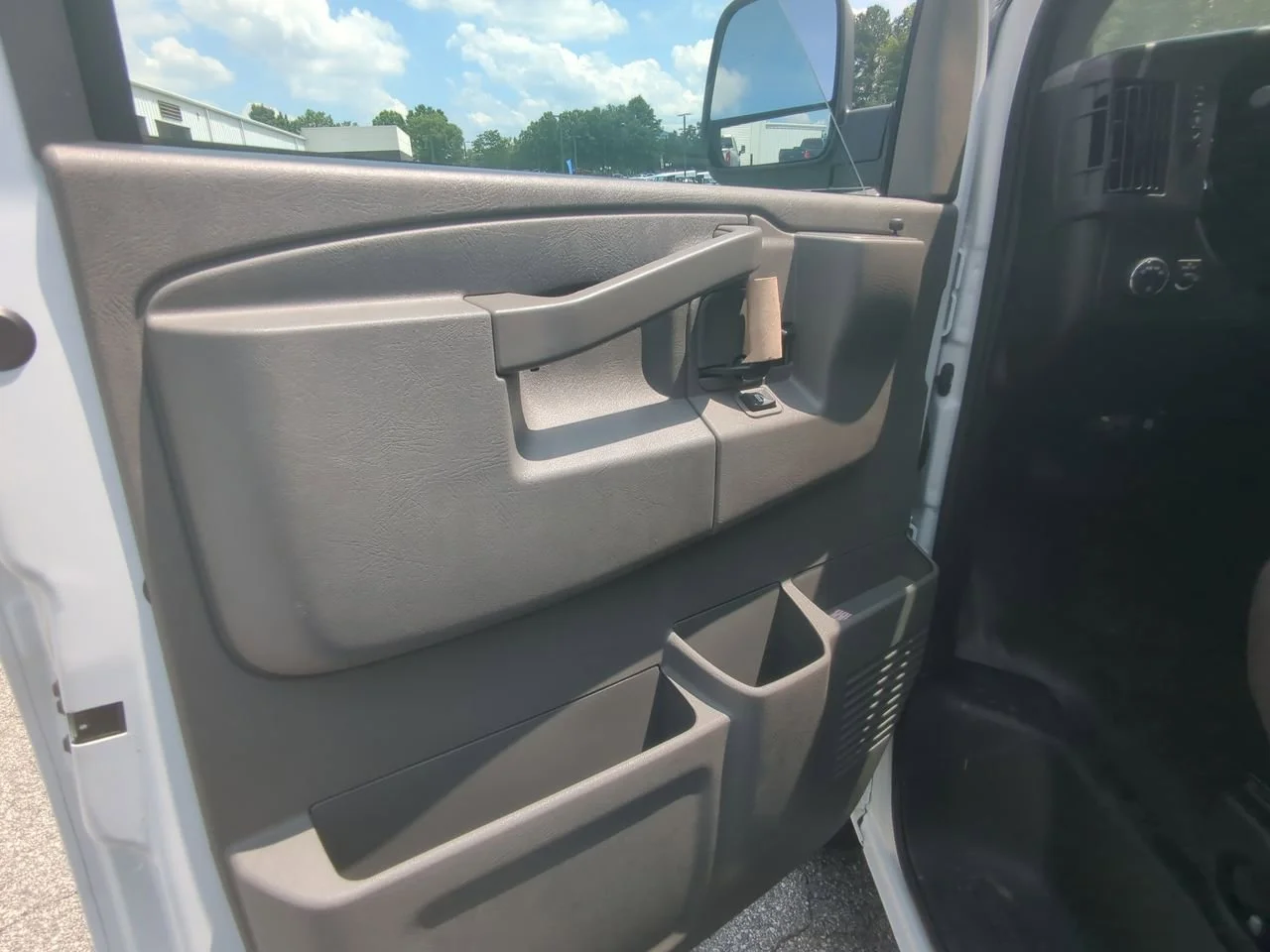 2025 GMC Savana Cargo Work Van - Photo 19