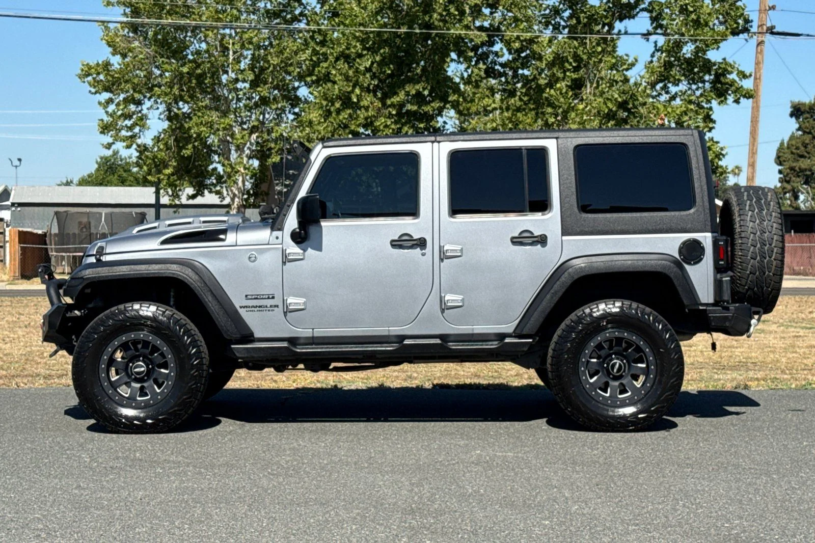 Used 2016 Billet Silver Metallic Clearcoat Jeep Unlimited Sport image 8