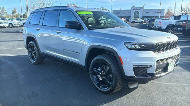 New 2025 Silver Zynith Exterior Paint Jeep Limited image 1