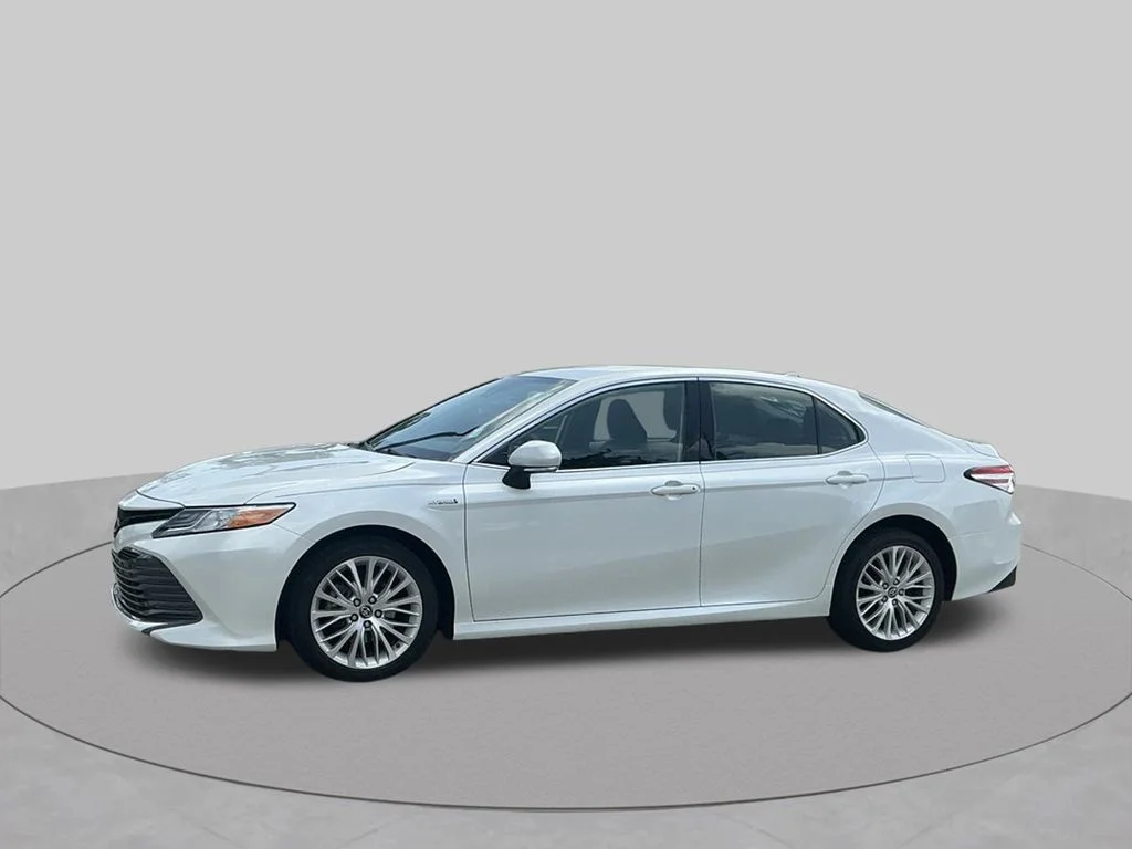 Used 2020 Beige Toyota XLE image 3