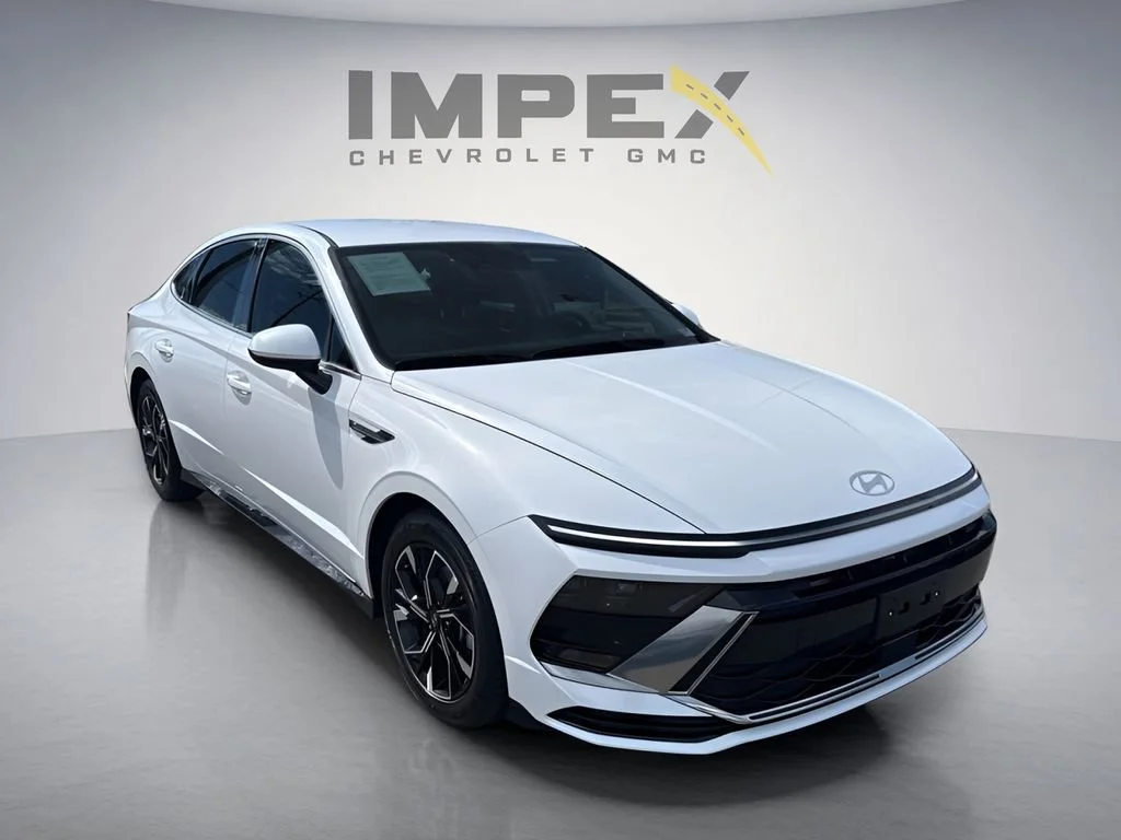 Used 2025 White Hyundai SEL image 7