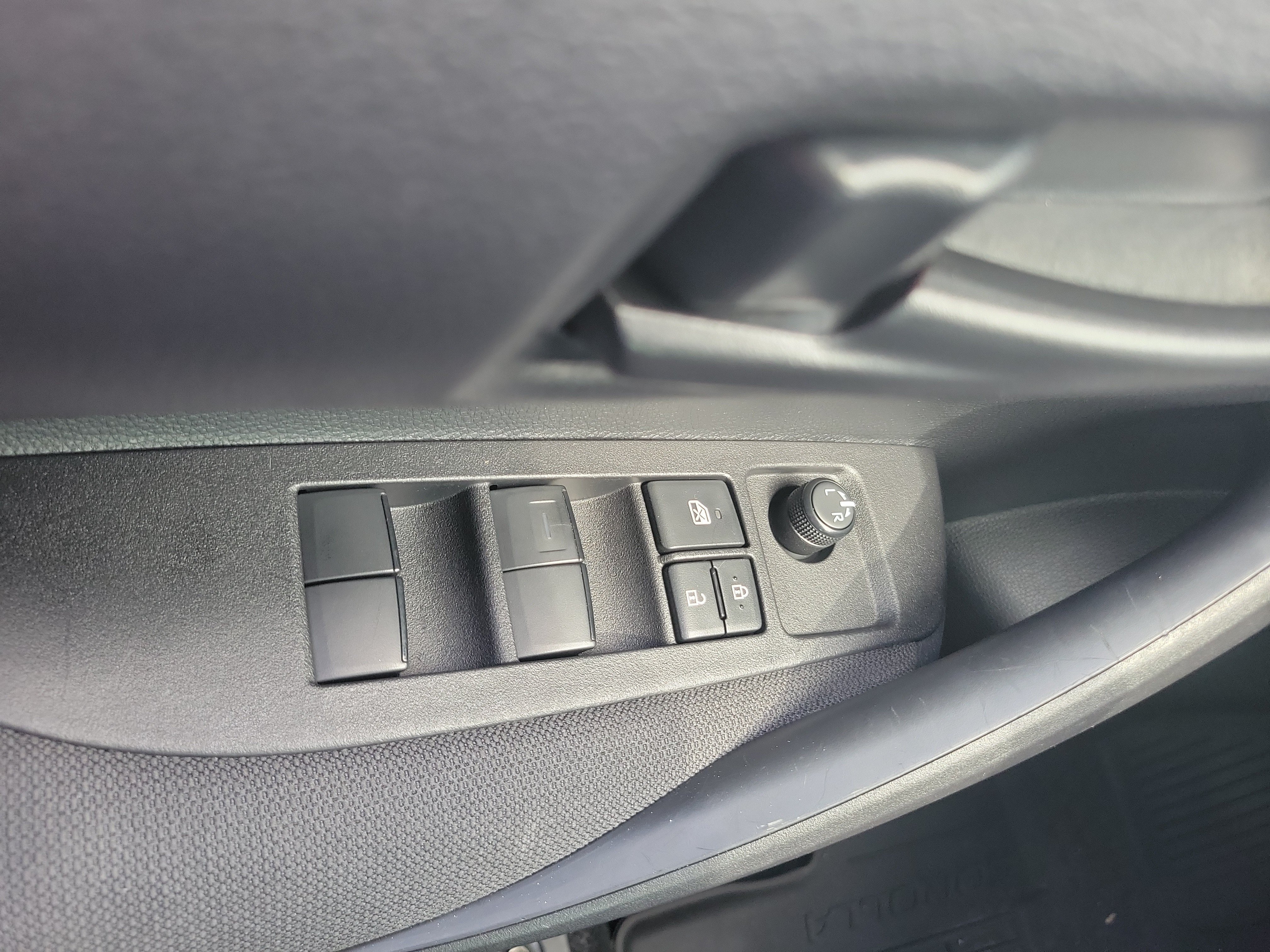 Used 2025 Pearl Toyota LE image 21
