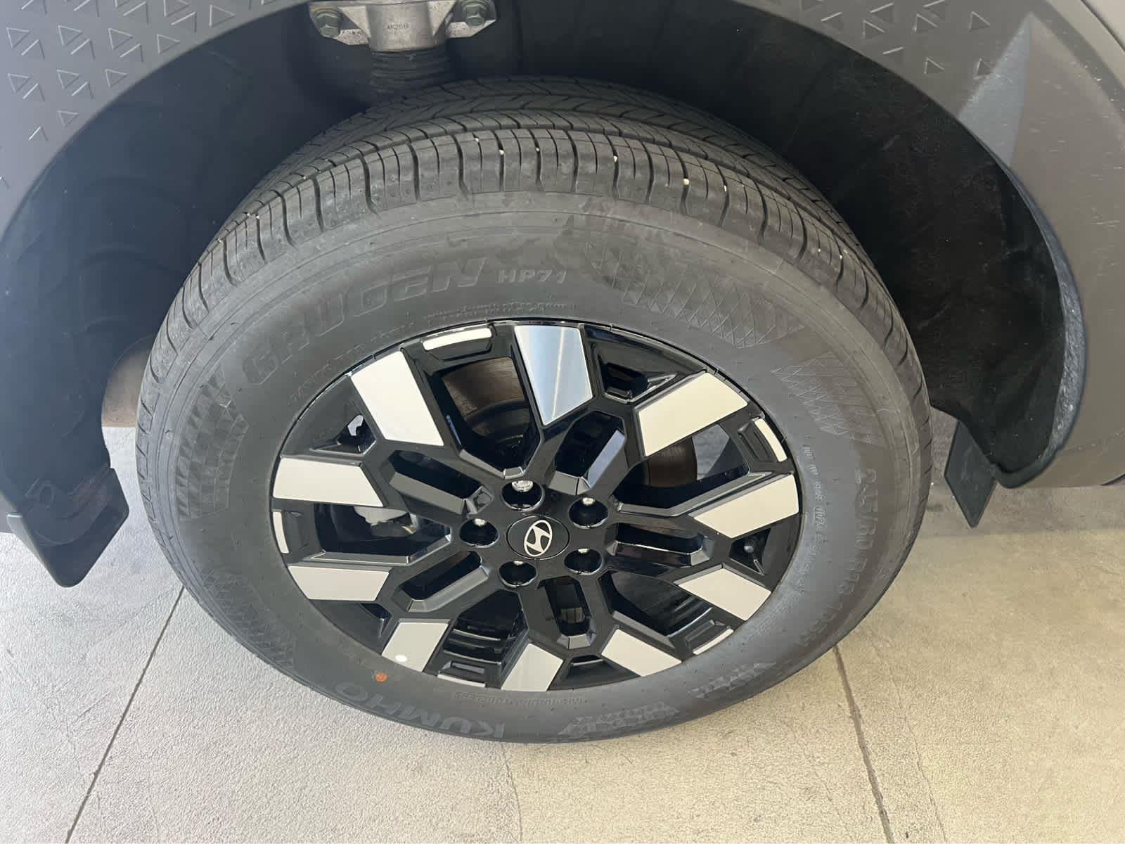 Used 2025 Hampton Gray Hyundai SEL image 9