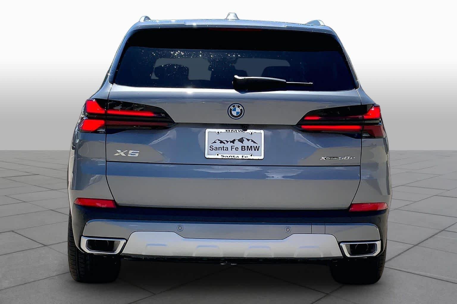 New 2026 Skyscraper Grey Metallic BMW xDrive50e image 4