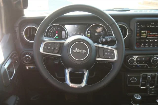 New 2023 Black Clear-Coat Exterior Paint Jeep Sahara 4xe image 11