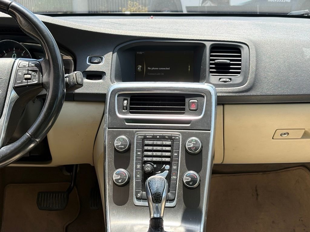 Used 2015  Volvo T5 Premier image 11
