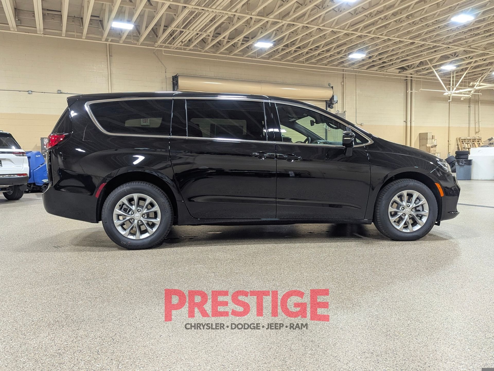New 2026 Diamond Black Crystal Pearl-Coat Exterior Paint Chrysler Select image 4