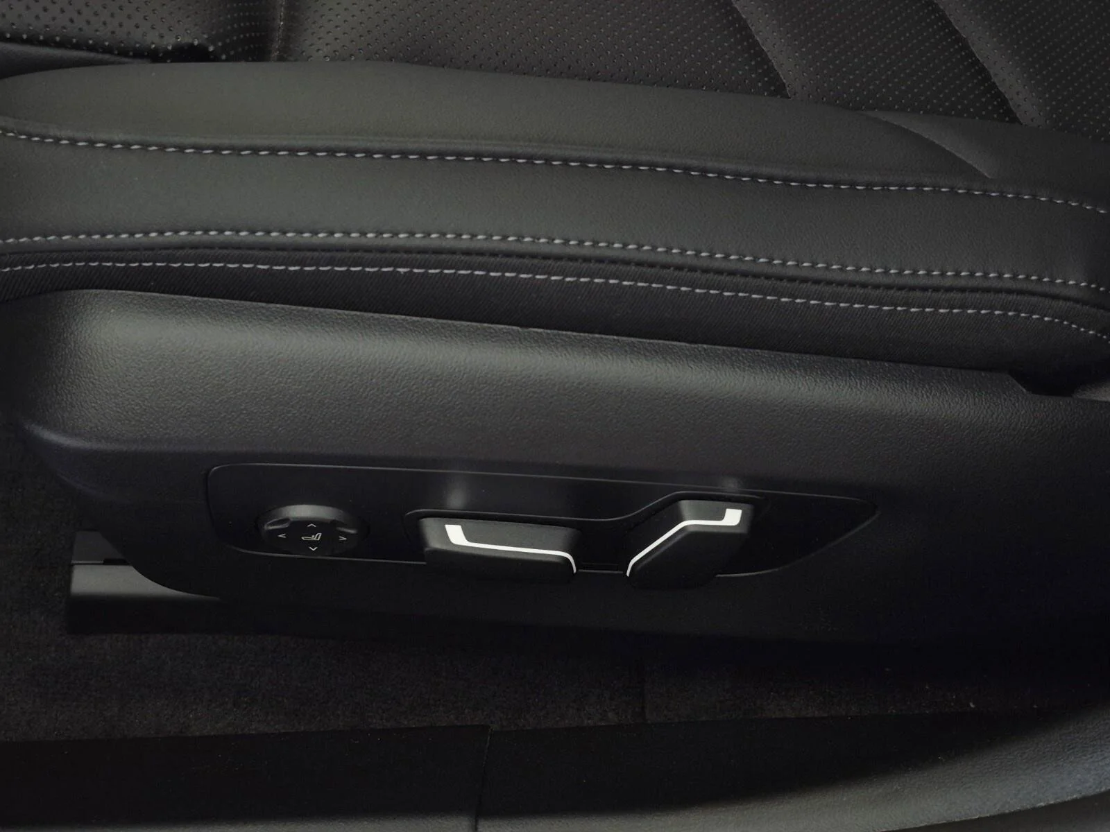 New 2027 Black Sapphire Metallic BMW 550e xDrive image 13
