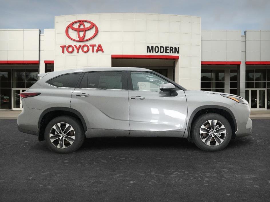 New 2026 Heavy Metallic Toyota Hybrid XLE image 11