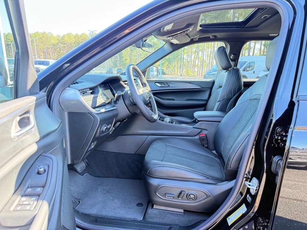 2025 Jeep Grand Cherokee Altitude photo 4