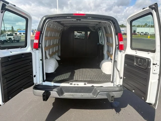 Used 2025 Summit White Chevrolet WT image 28