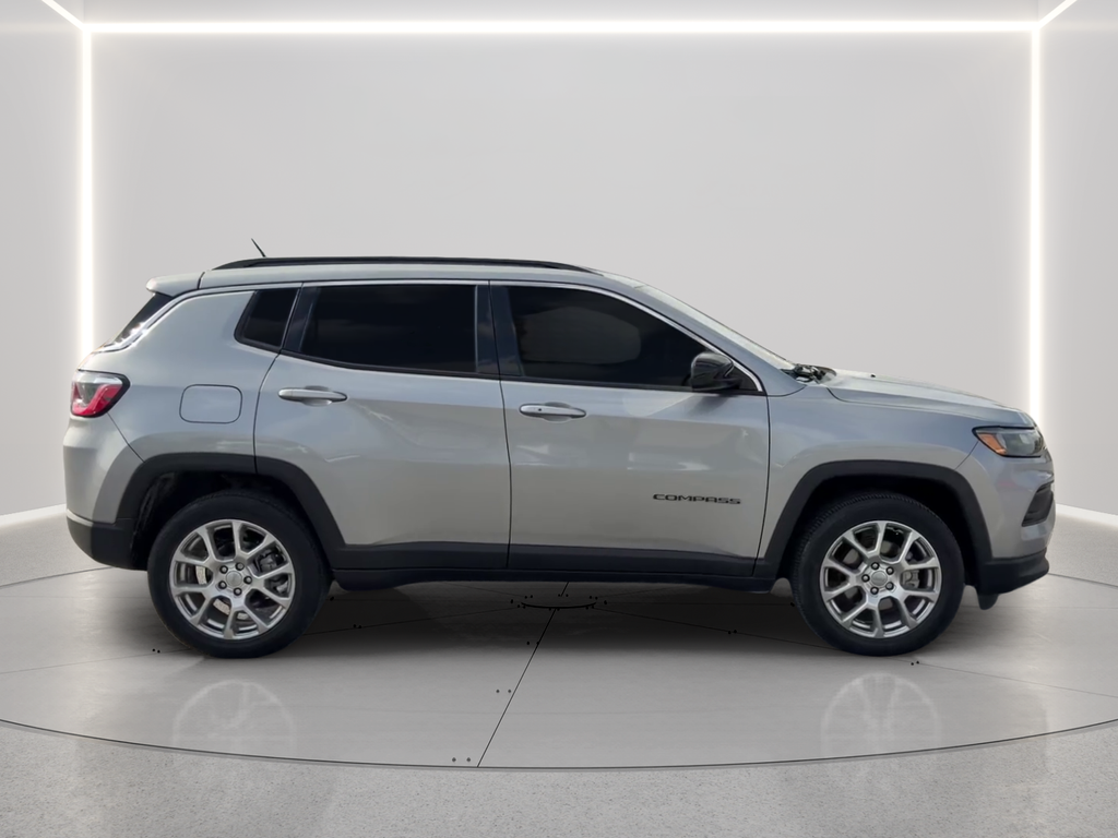 Used 2022 Silver Jeep Latitude Lux image 4