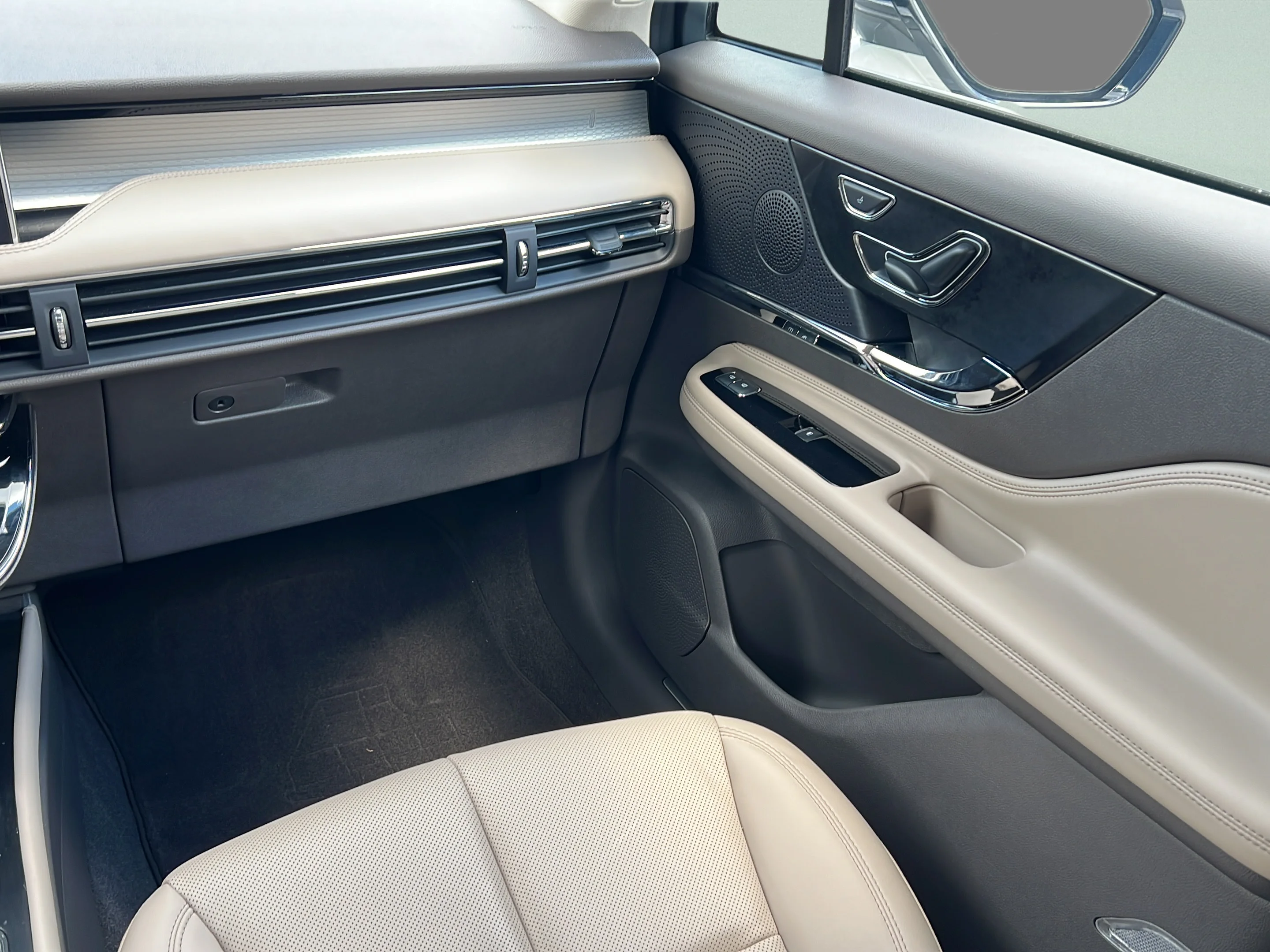 Used 2024 Pearl Metallic Lincoln Premiere image 13