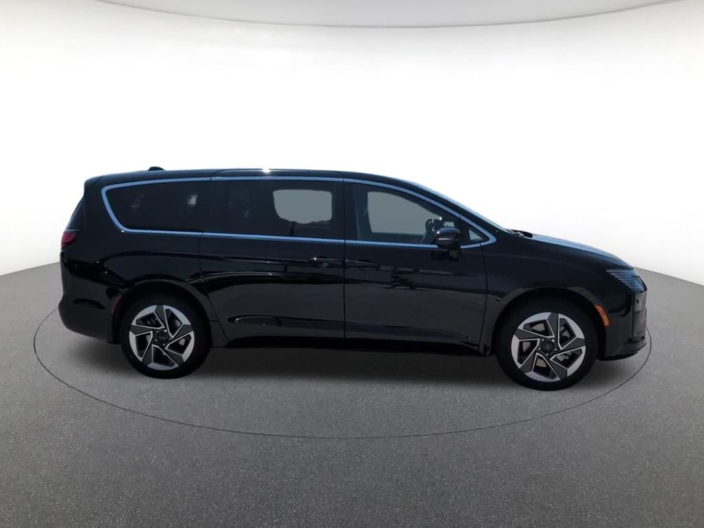 New 2027 Diamond Black Crystal Pearl-Coat Exterior Paint Chrysler Limited image 5