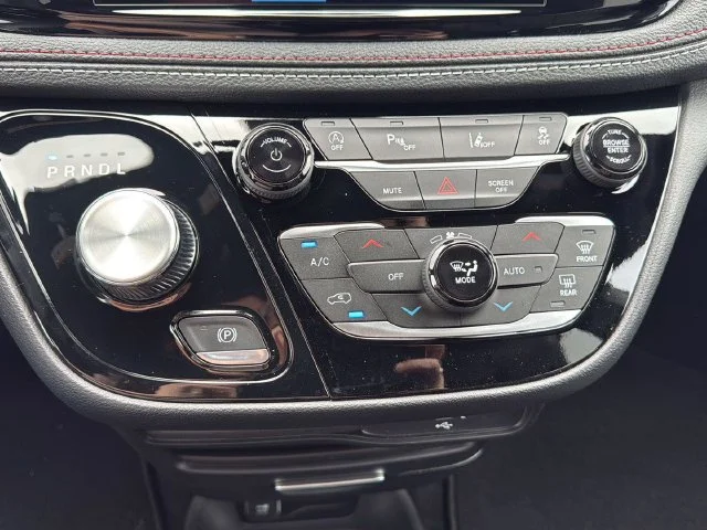 New 2027 White/off-white Chrysler Select image 24