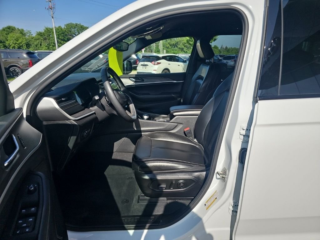 Used 2024 White/off-white Jeep Limited image 9