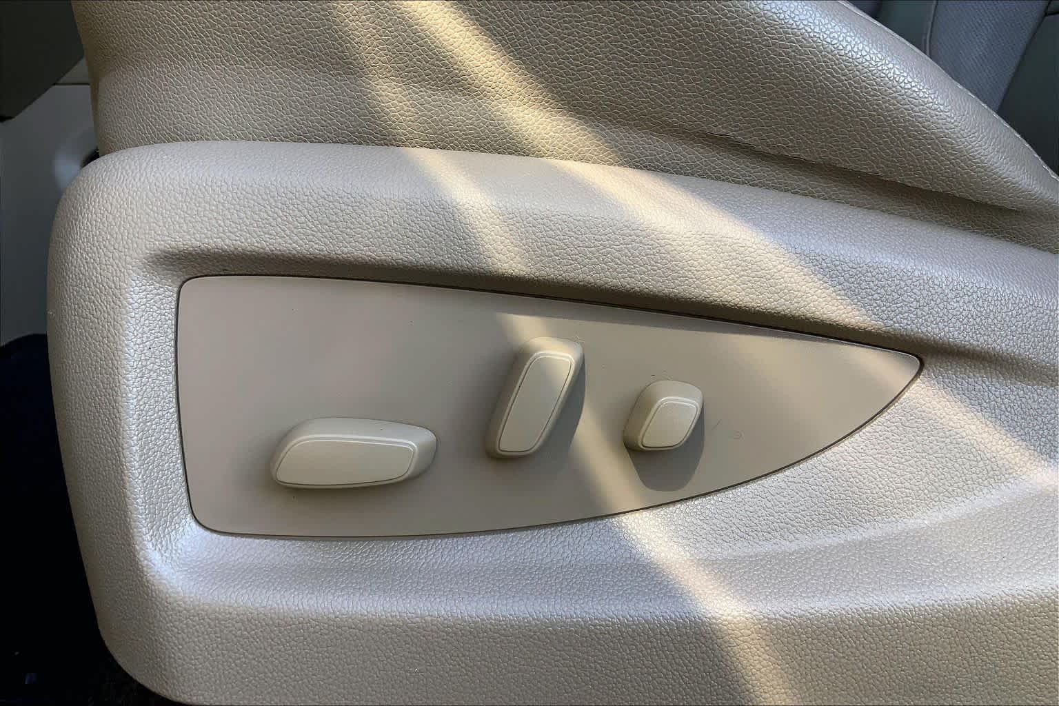 Used 2018 White Frost Tricoat GMC SLT image 35