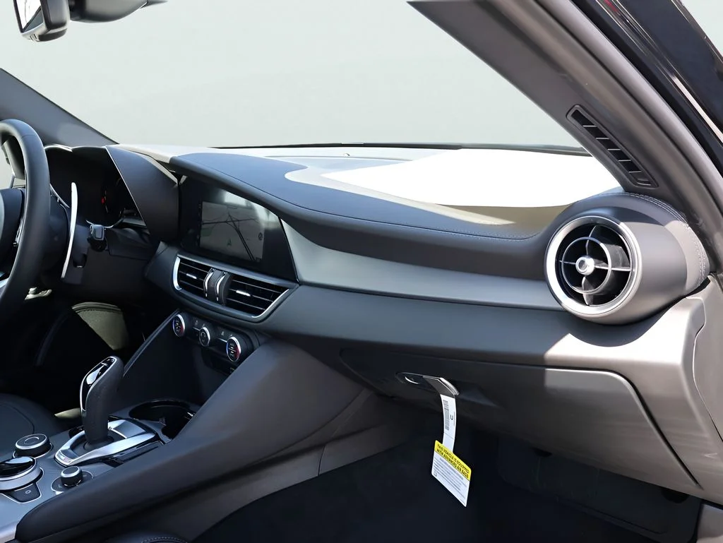 New 2026 Vulcano Black Metallic Alfa Romeo Base image 12