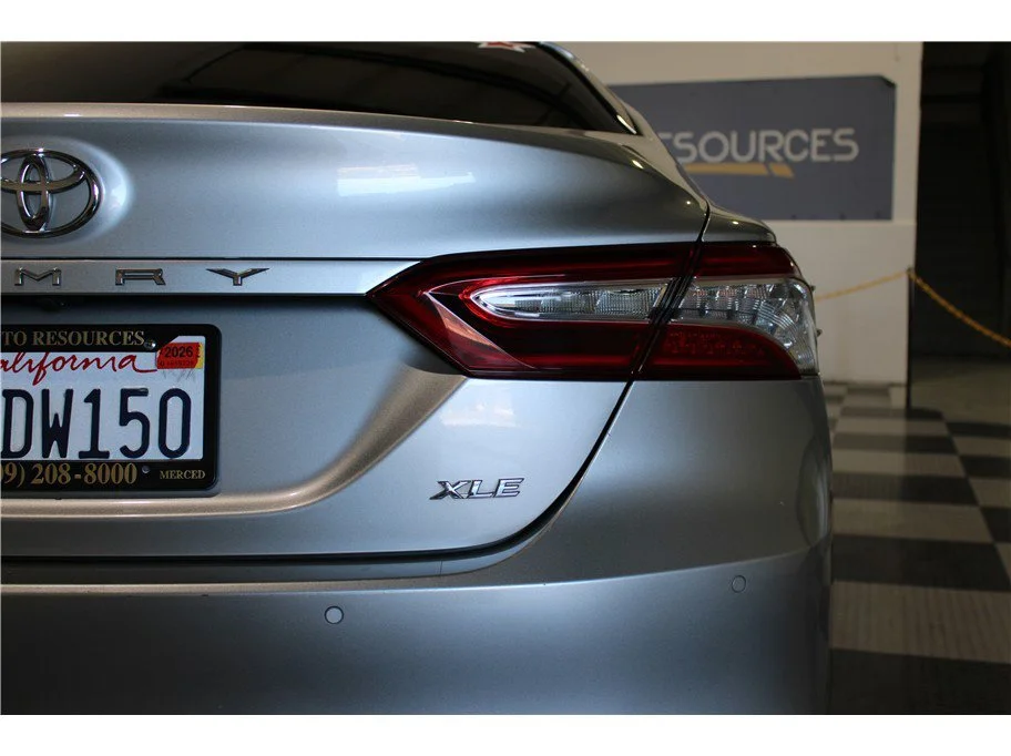 Used 2018 Silver Toyota XLE Sedan 4D image 8