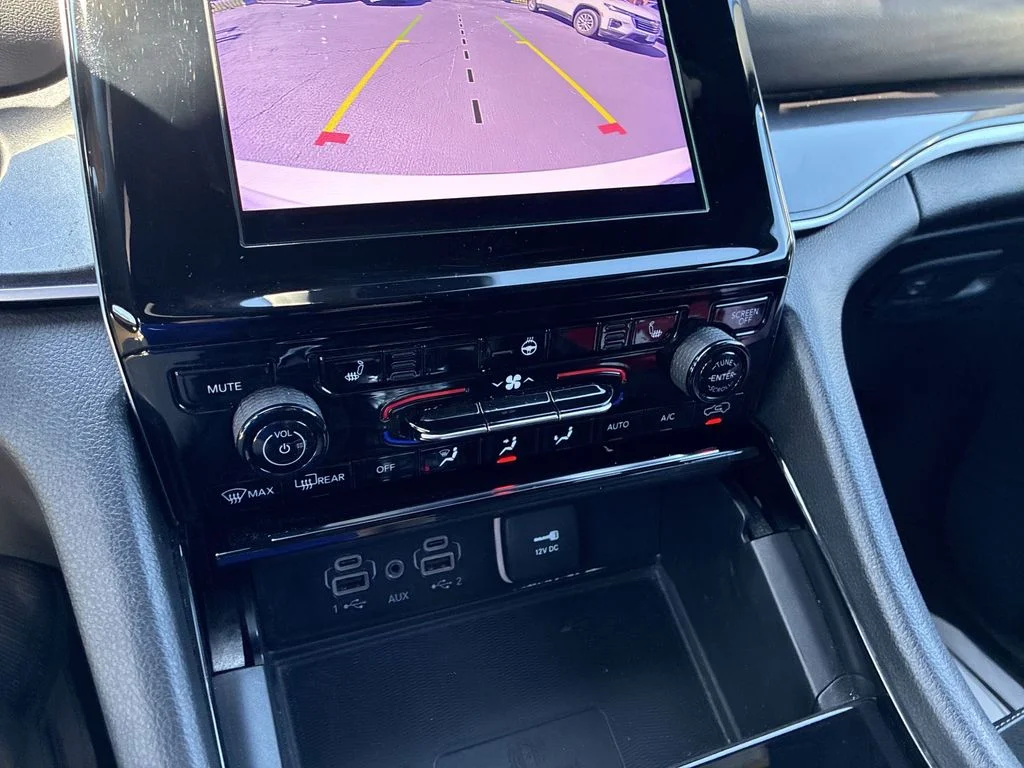 Used 2023 White/off-white Jeep Altitude image 17