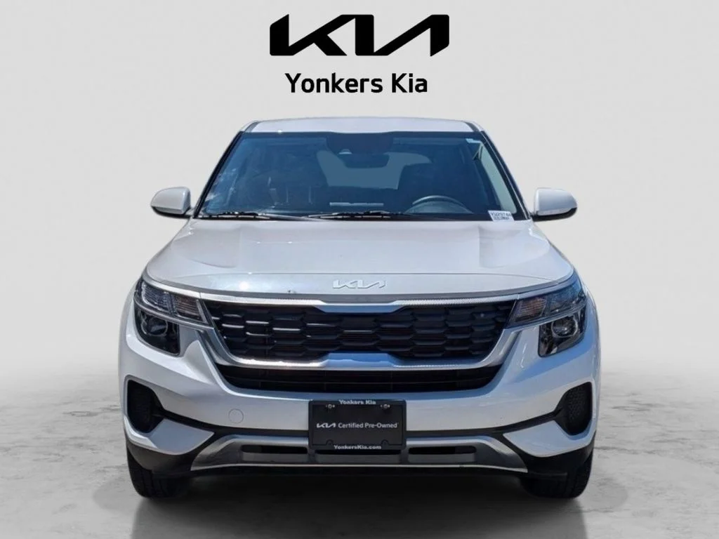 Used 2022 White Kia LX image 3
