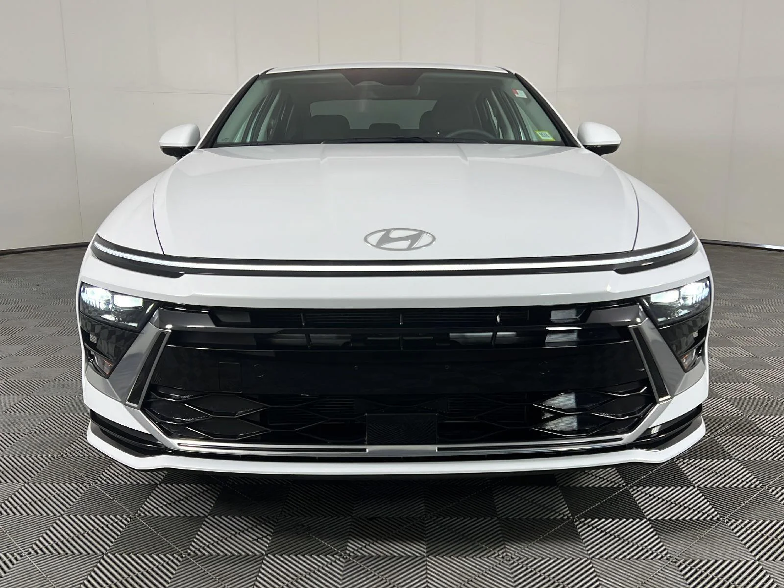 Used 2025  Hyundai  image 12