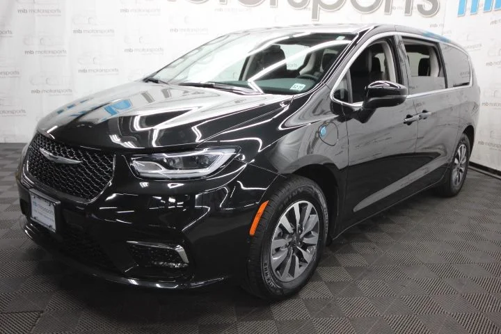 2023 Chrysler Pacifica Hybrid Touring L Hybrid's photo