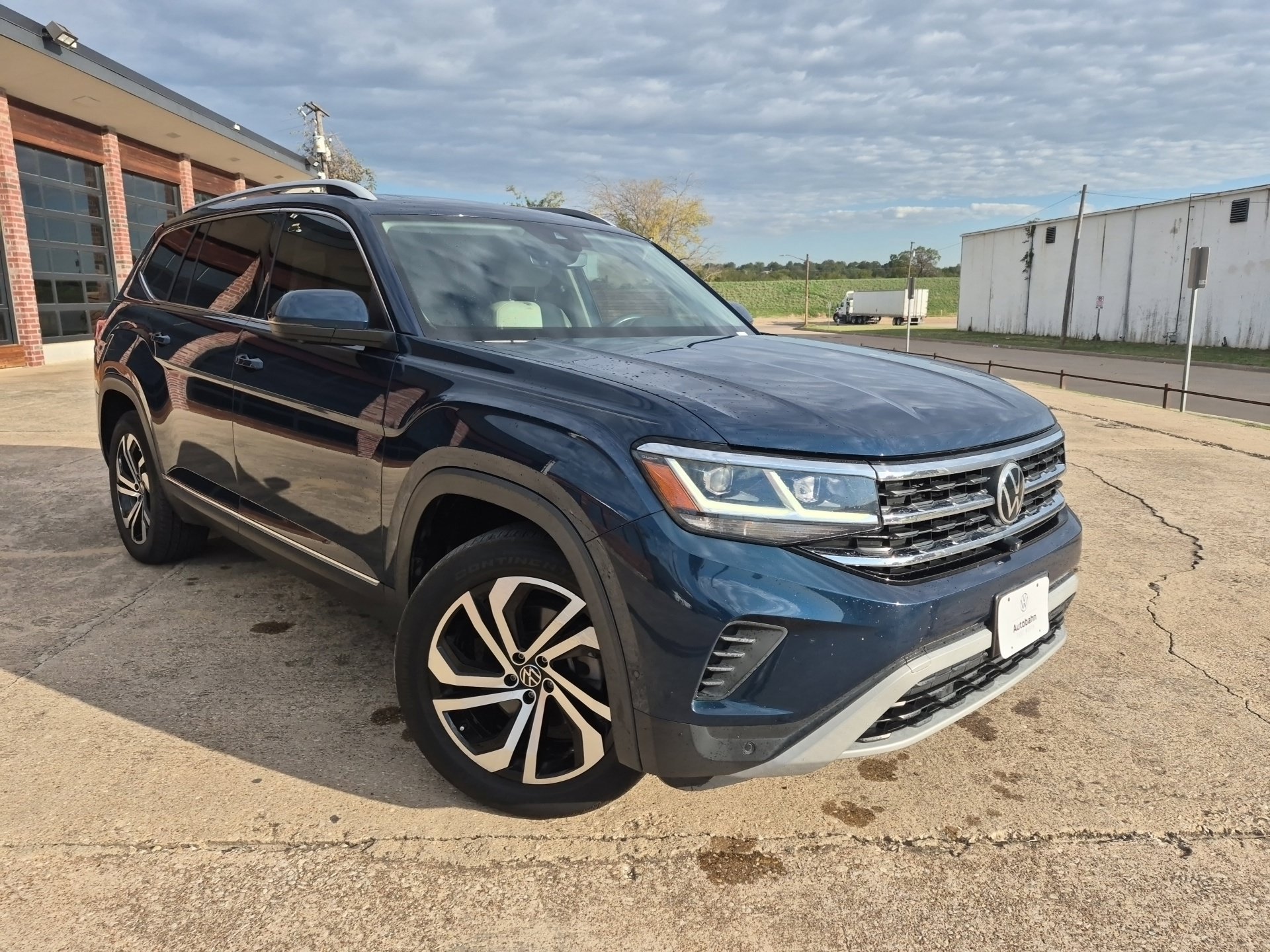 Used 2021 Blue Volkswagen SEL Premium image 3