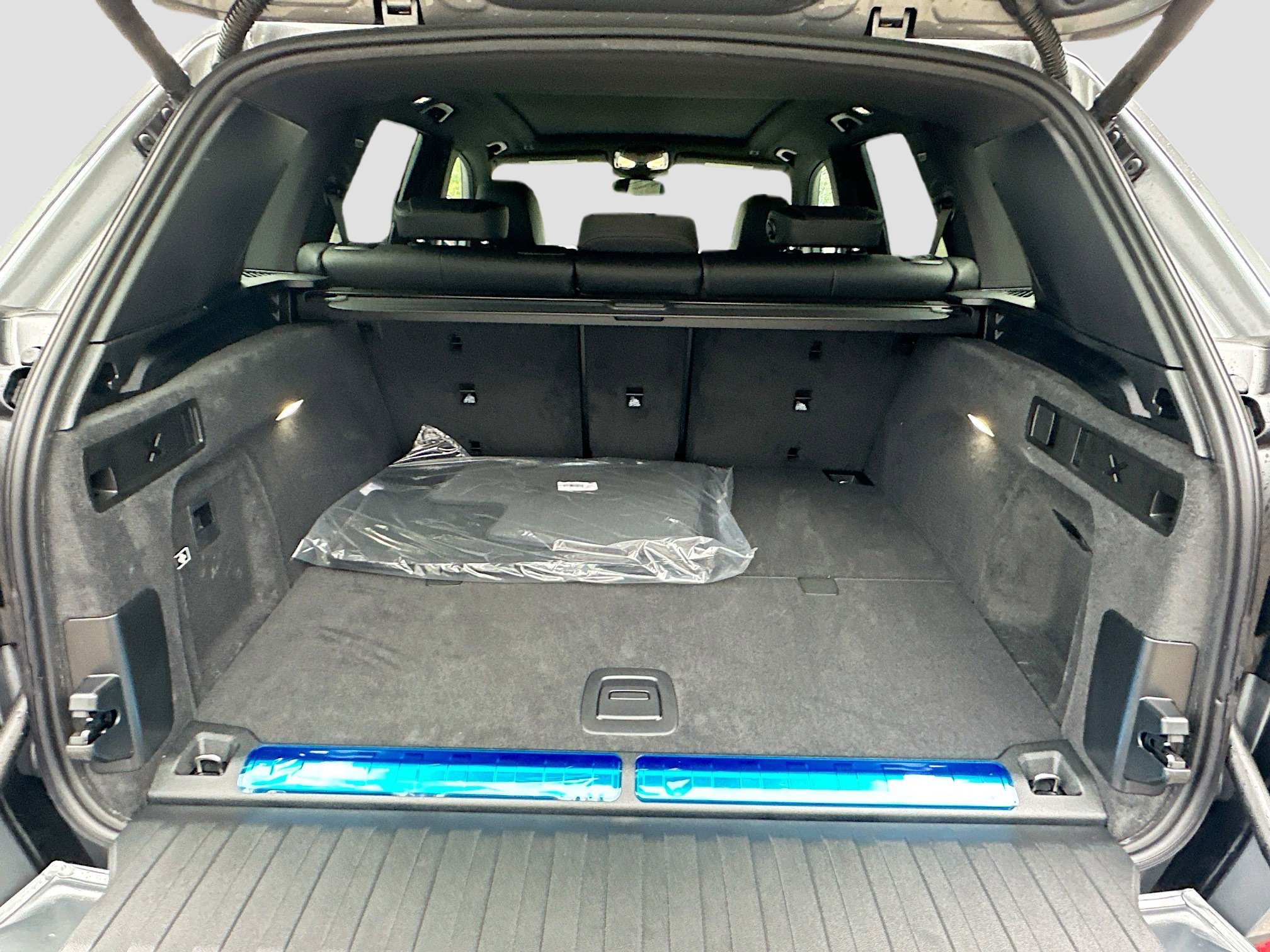 New 2026 Skyscraper Grey Metallic BMW xDrive50e image 21