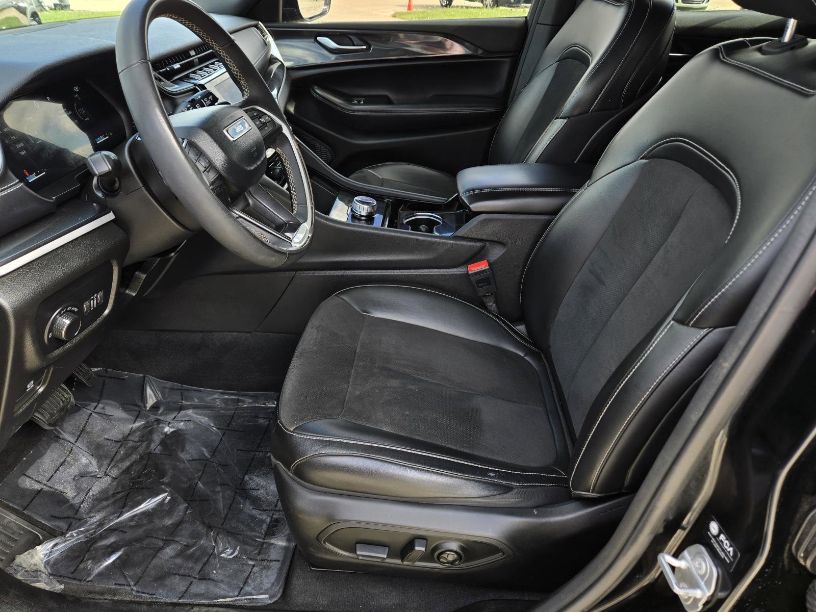 Used 2023 Diamond Black Crystal Pearlcoat Jeep Altitude image 24