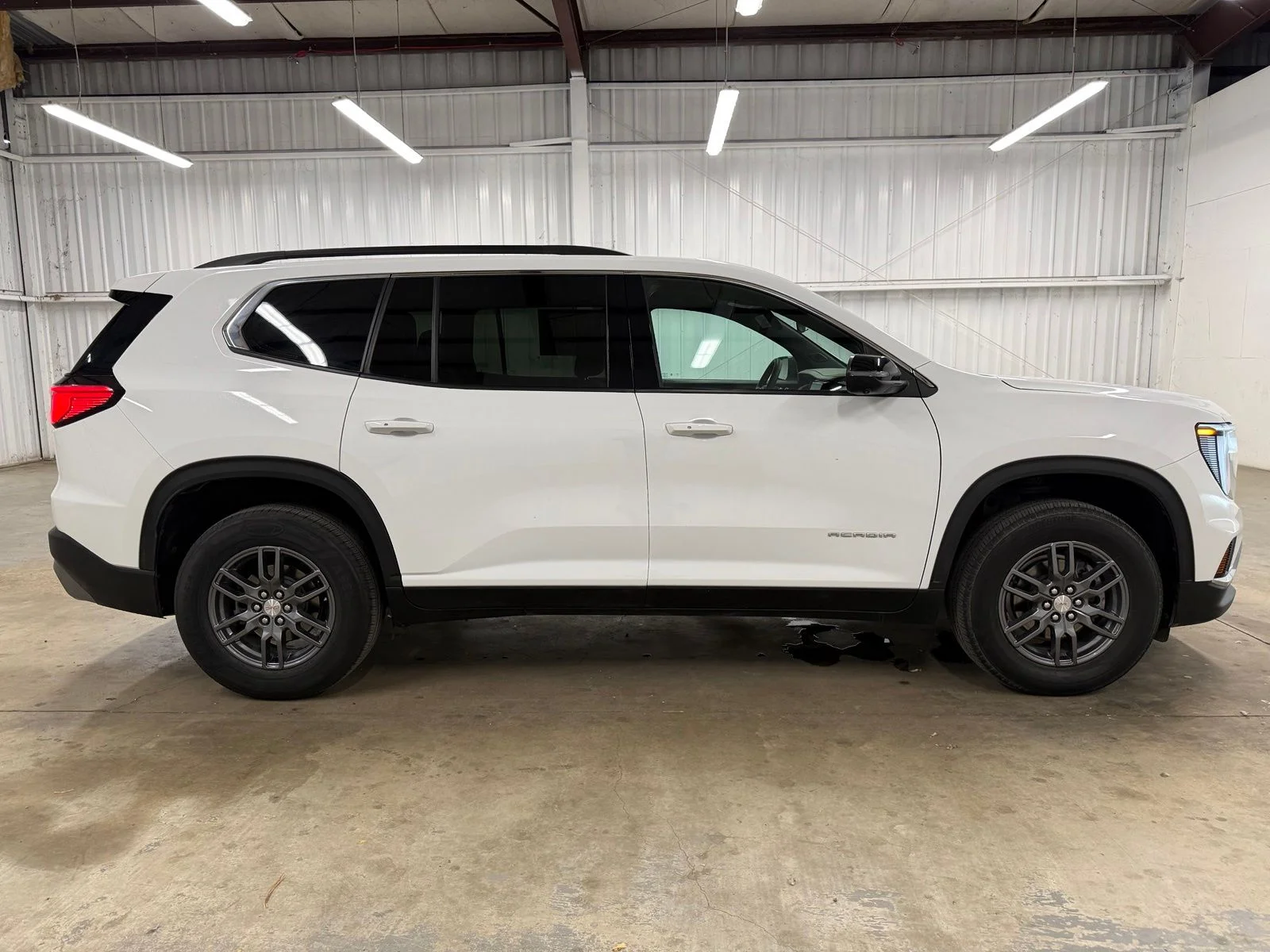 Used 2025 White GMC Elevation image 5