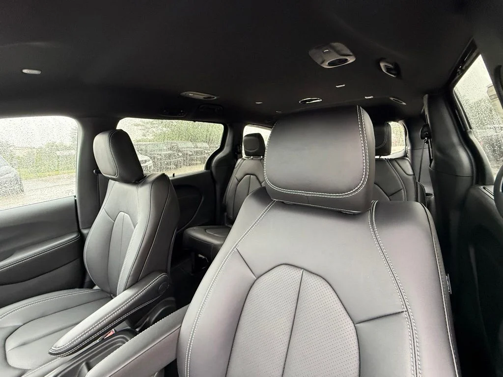 New 2027 Diamond Black Crystal Pearl-Coat Exterior Paint Chrysler Select image 12