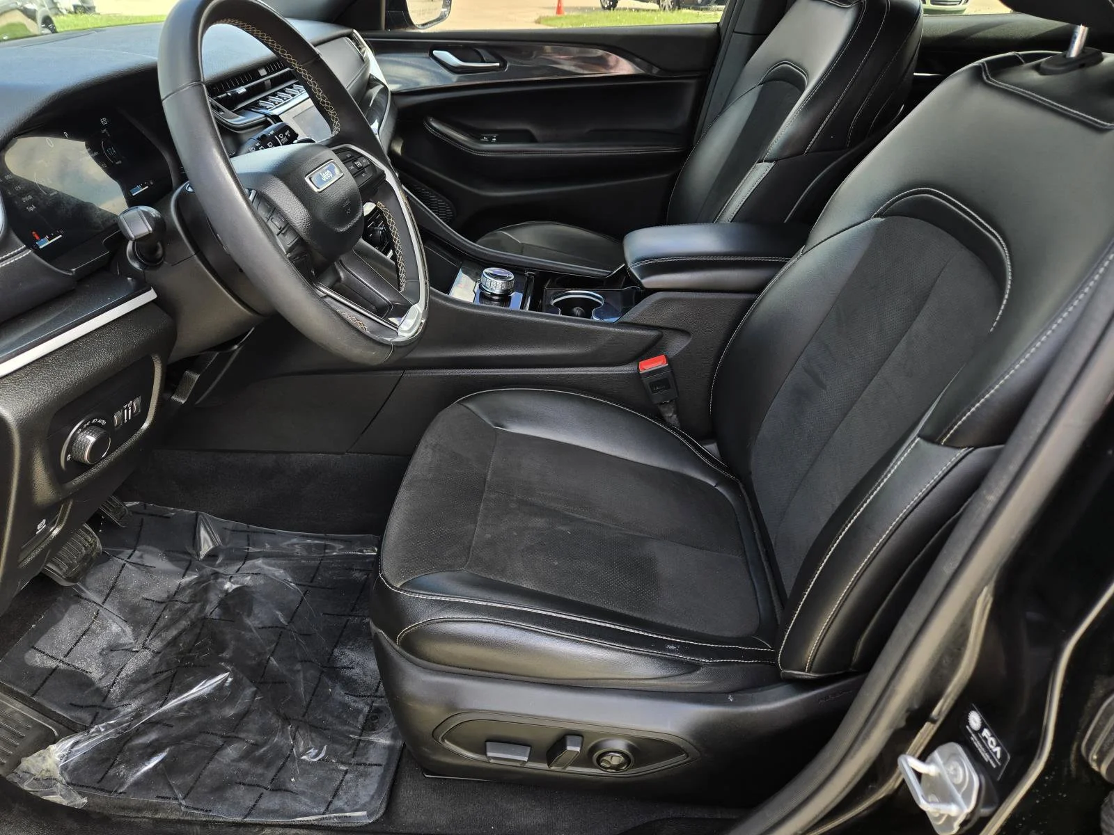 Used 2023 Diamond Black Crystal Pearlcoat Jeep Altitude image 24