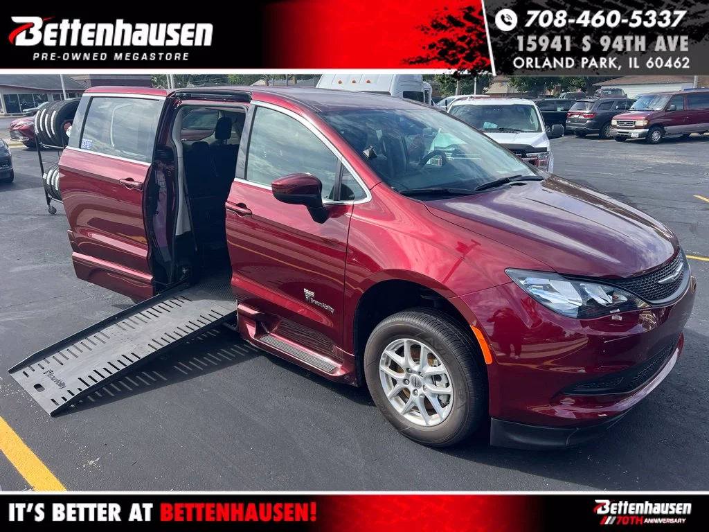 2022 Chrysler Voyager LX