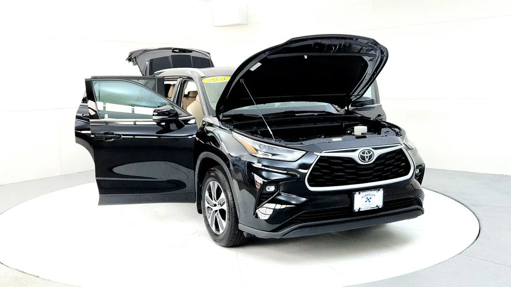 Used 2021 Black Toyota XLE image 9